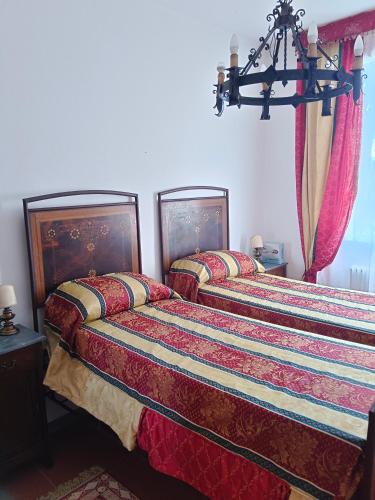two beds sitting next to each other in a bedroom at La Maison Rouge in Crespellano