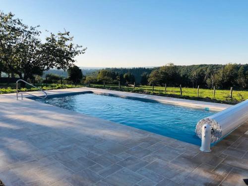 - une grande piscine avec une piscine blanche dans l'établissement Gîte les filous Maison avec piscine et dépendance, à Avallon