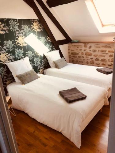 Un ou plusieurs lits dans un hébergement de l'établissement Gîte les filous Maison avec piscine et dépendance