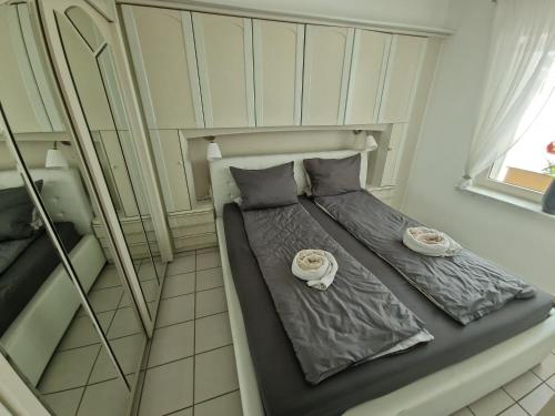 a bed in a room with two pillows on it at Waldoase im Herzen des Teutoburger Waldes - Handwerker auf Anfrage in Bad Iburg