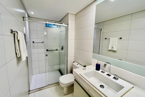 y baño con lavabo, ducha y aseo. en Apto luxuoso em frente ao letreiro de João Pessoa, en João Pessoa