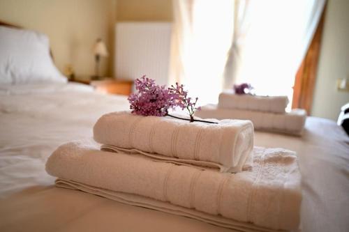 3 toallas sentadas encima de una cama en The Teacher's House, en Trípi