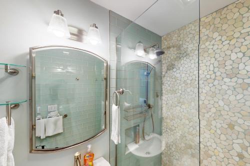 y baño con ducha y ducha acristalada. en Old Town Garden Villas - Andros Suite, en Key West