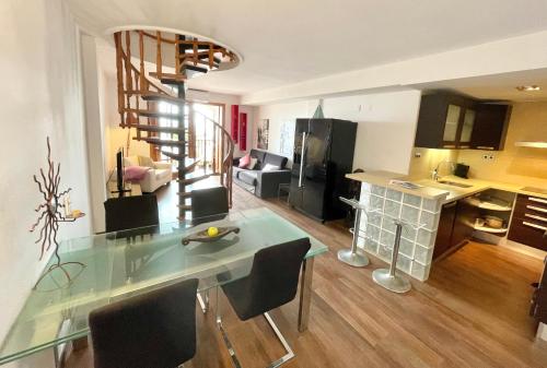 Dapur atau dapur kecil di Ensuite Double Room with Sea View in a Shared Apartment in the Centre of Santa Eularia - close to the Beach