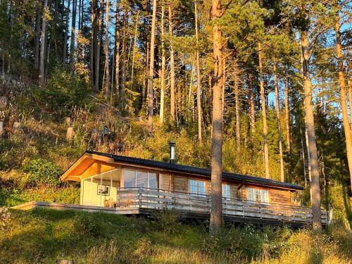 una casa en medio de un bosque en Ferienhaus in Västerrå mit Garten und Terrasse, 