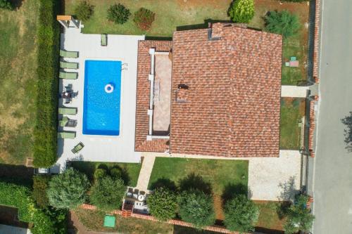 - une vue aérienne sur une maison avec une piscine dans l'établissement Villa Amani, à Butkovići