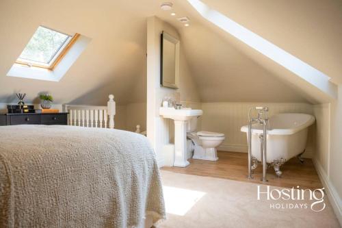 מיטה או מיטות בחדר ב-Luxurious 4 Bedroom Villa With Exceptional Views And A Bedroom With A Bath Tub