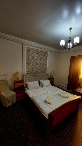 Ένα ή περισσότερα κρεβάτια σε δωμάτιο στο Uyut Hotel