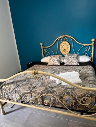 - une chambre dotée d'un lit avec un mur bleu dans l'établissement Marrakech rooms 3, à Catane
