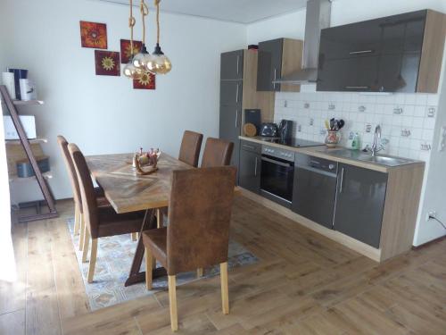 uma cozinha com uma mesa de madeira e uma sala de jantar em Ein Hauch von Orient em Eggesin