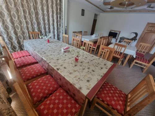 A restaurant or other place to eat at IBEX Homestay Skardu