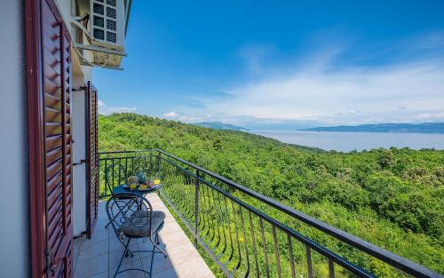 einen Balkon eines Hauses mit Blick auf das Wasser in der Unterkunft Studio für 3 Personen ca 28 qm in Labin, Istrien Bucht von Raša in Labin