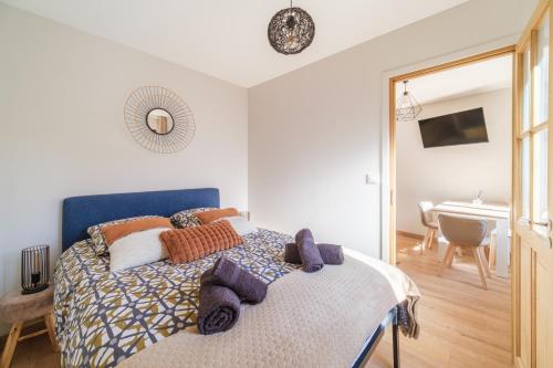 - une chambre avec un lit doté d'oreillers violets dans l'établissement Le Boulanger Windholz, à Colmar