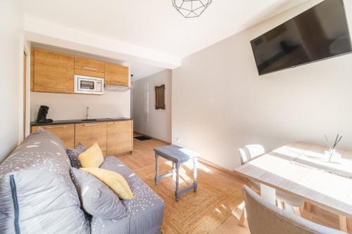 un salon avec un canapé et une table dans l'établissement Le Boulanger Windholz, à Colmar