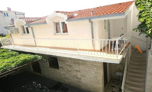 - un balcon d'une maison avec une terrasse dans l'établissement Schöne Ferienwohnung in Baška Voda mit Garten, à Baška Voda