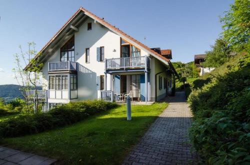 a house on a hill with a brick driveway at Ferienland Sonnenwald Studio 50 in Schöfweg