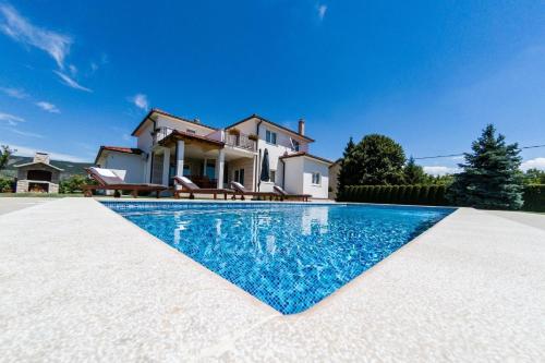 Villa Latica mit viel Privatsphäre, Pool und Aussicht