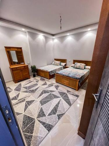 Habitación con 2 camas y suelo de baldosa. en Luxury apartments in Heliopolis, en El Cairo