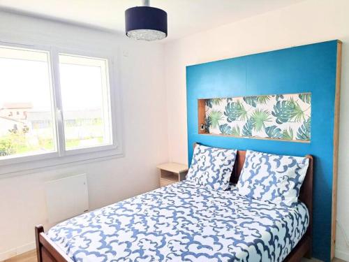 sypialnia z łóżkiem z niebieską ścianą w obiekcie Magnifique appartement au coeur des volcans w mieście Blanzat