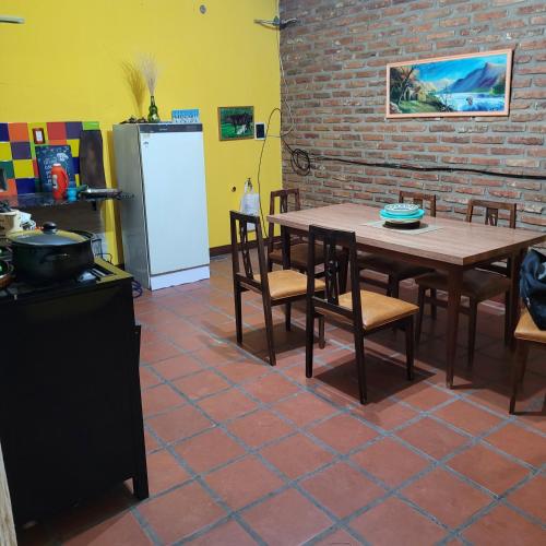 eine Küche mit einem Tisch und Stühlen sowie einem Kühlschrank in der Unterkunft Pequinos in Strobel