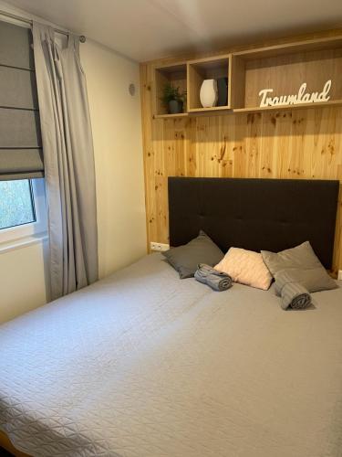 ein Schlafzimmer mit einem großen Bett und einem Fenster in der Unterkunft Tinyhouse am See im Donau-Ries in Wemding