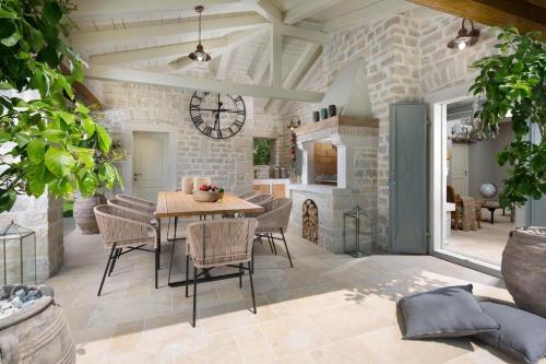 ein Esszimmer mit einem Tisch und Stühlen in der Unterkunft Luxuriöse Villa Elena Exclusive mit Privatem Pool und Panoramablick in Ladići