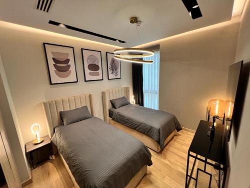 una camera con due letti e una televisione di Enjoy Luxury Condo with Sea View a Abu Dhabi