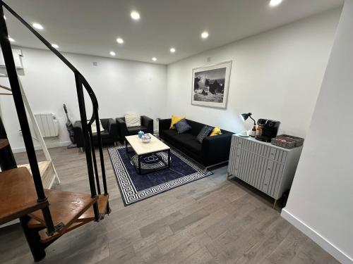 a living room with a couch and a table at City Canal, Open Space, Spotless, 2 Levels, 4pp, free parking, 5G WiFi in Sheffield