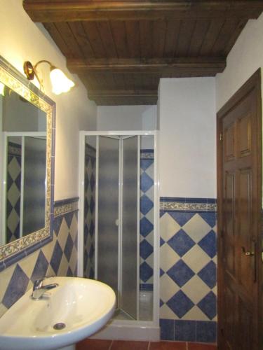 uma casa de banho com um lavatório e um chuveiro em Hostal Paquita em Allepuz