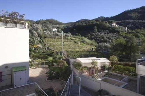 vom Balkon eines Hauses mit Bergblick in der Unterkunft Studio für 6 Personen ca 80 qm in Levanto, Italienische Riviera Italienische Westküste - b60741 in Levanto