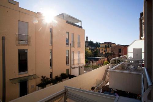 einen Balkon eines Gebäudes, auf dem die Sonne scheint in der Unterkunft Studio für 6 Personen ca 80 qm in Levanto, Italienische Riviera Italienische Westküste - b60741 in Levanto