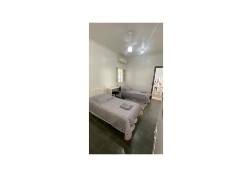 una camera con letto e specchio di kitnet/Loft/Edícula ampla Aracatuba/Birigui ad Araçatuba