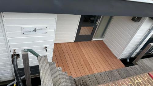 una puerta abierta de una casa con suelo de madera en Woonboot 4 Harderwijk, en Harderwijk
