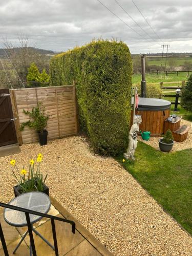 Κήπος έξω από το Cotswold Shepherd hut Hot Tub sauna Dog friendly
