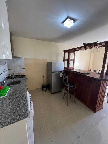 una cocina con encimera y fregadero. en Relax Haedo norte en Villa Sarmiento
