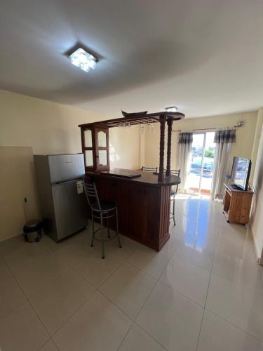 kuchnia z biurkiem i krzesłem w pokoju w obiekcie Relax Haedo norte w mieście Villa Sarmiento