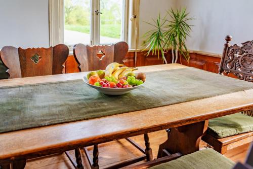 a bowl of fruit sitting on a wooden table at Alandblick in Wanzer