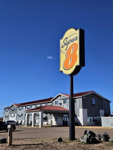 Super 8 by Wyndham Holbrookに飾ってある許可証、賞状、看板またはその他の書類