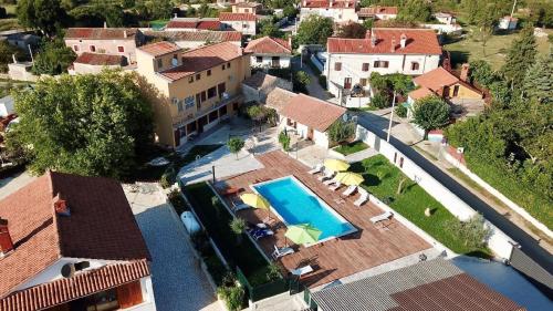 een luchtzicht op een huis met een zwembad bij Extra komfortables Ferienhaus mit großem Pool in Mutvoran