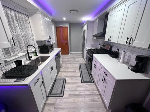 Η κουζίνα ή μικρή κουζίνα στο Home in Garfield Heights