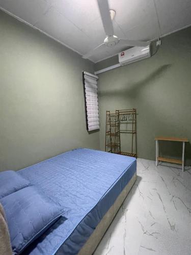1 dormitorio con 1 cama y ventilador de techo en Salam homestay en Kepala Batas