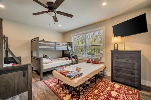 1 dormitorio con litera y TV en Bear Creek Bliss by AvantStay Sleeps 16 Game Room Hot Tub Deck Fire Pit en Jim Thorpe