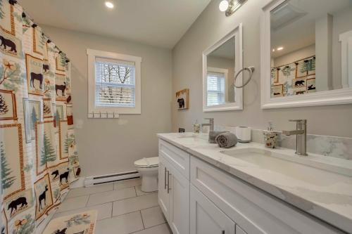 uma casa de banho com um lavatório e um WC em Bear Creek Bliss by AvantStay Sleeps 16 Game Room Hot Tub Deck Fire Pit em Jim Thorpe