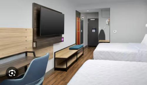 TV a/nebo společenská místnost v ubytování Tru By Hilton