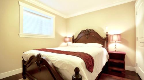 um quarto com uma cama grande e uma janela em Beautiful Home in Burnaby. (Lyn's Residence) em Burnaby