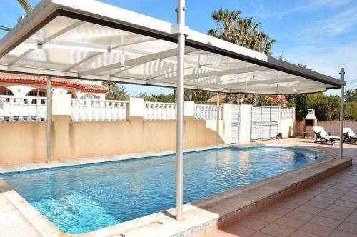 einen Pavillon über einem Pool auf einem Haus in der Unterkunft Ferienhaus in Cartagena mit Privatem Pool - b58802 in Los Urrutias