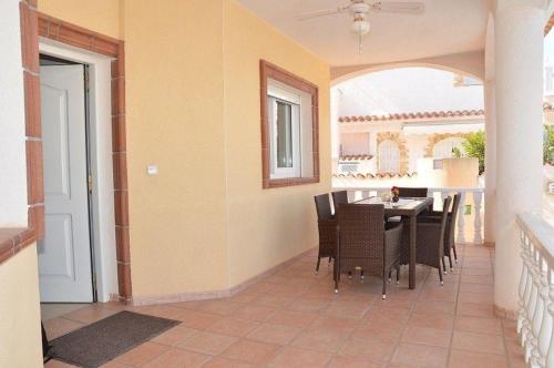 ein Esszimmer mit einem Tisch und Stühlen in der Unterkunft Ferienhaus in Cartagena mit Privatem Pool - b58802 in Los Urrutias