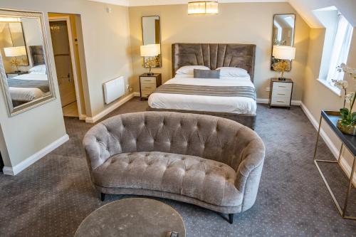 um quarto de hotel com uma cama e um sofá em The Pear Tree Inn & Country Hotel em Worcester
