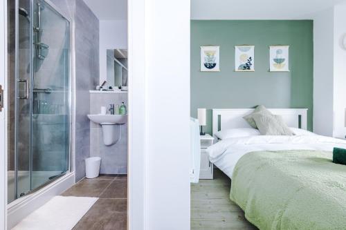Tempat tidur dalam kamar di Stylish Apartment, Sleeps 6, Pool Table, Smart TVs, Parking available