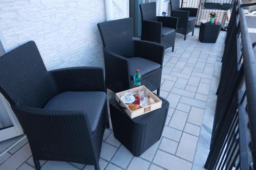 una fila de sillas con una bebida en una caja en Luxury Masaniello, en Nápoles